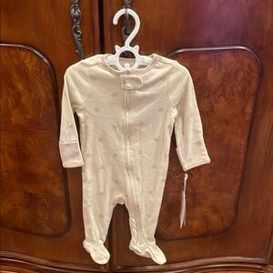 🎄NWT 3-6 Months Cloud Island Onesie Cream W Pretzels 2 Way Zipper